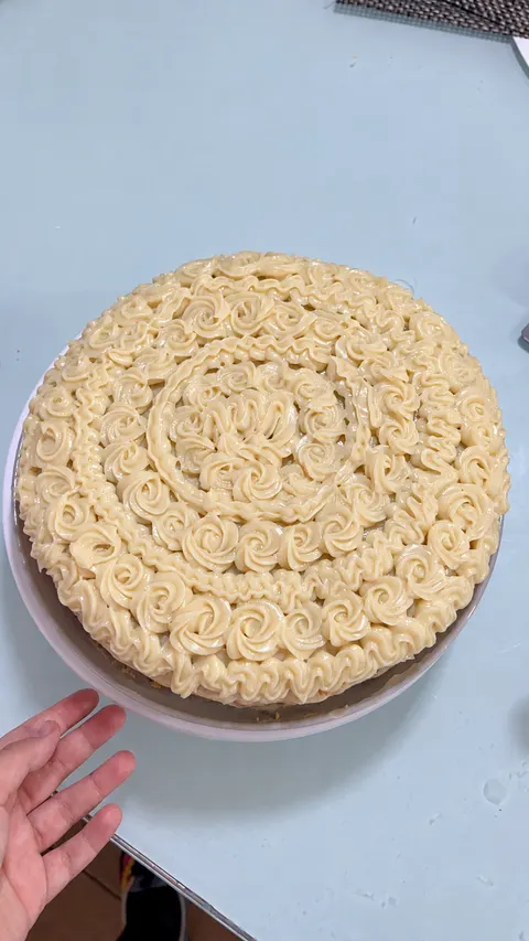 A cobertura ganha forma com o bico de confeitar.