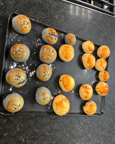 Pães preparados na cozinha.