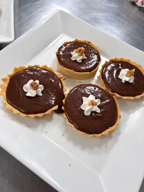 Quatro tortinhas, cada uma com seu acabamento.